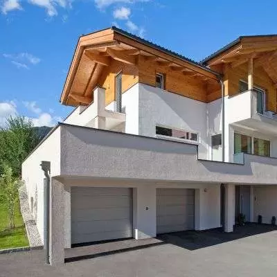 Секционные ворота цвета серебристый металлик