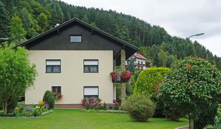 Для зданий с преобладанием строгих форм.