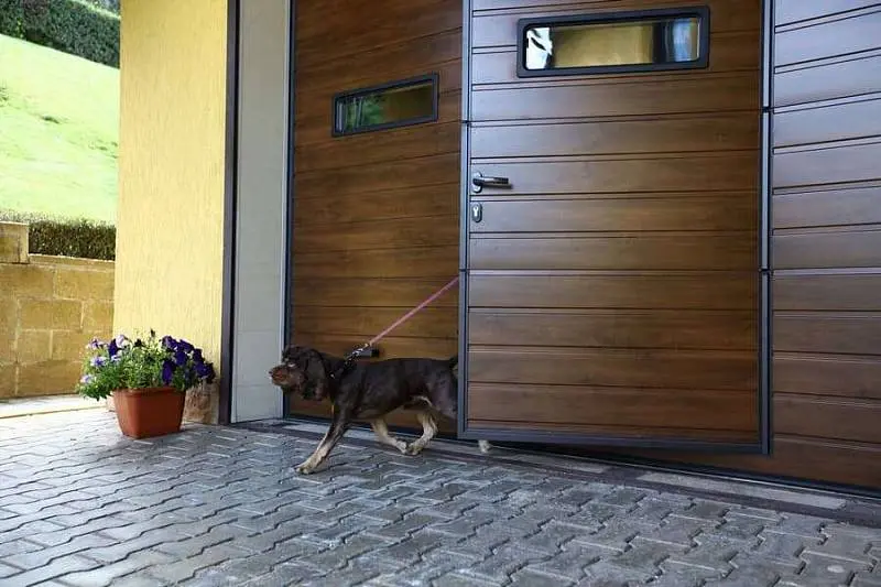 Калитка в гаражных секционных воротах