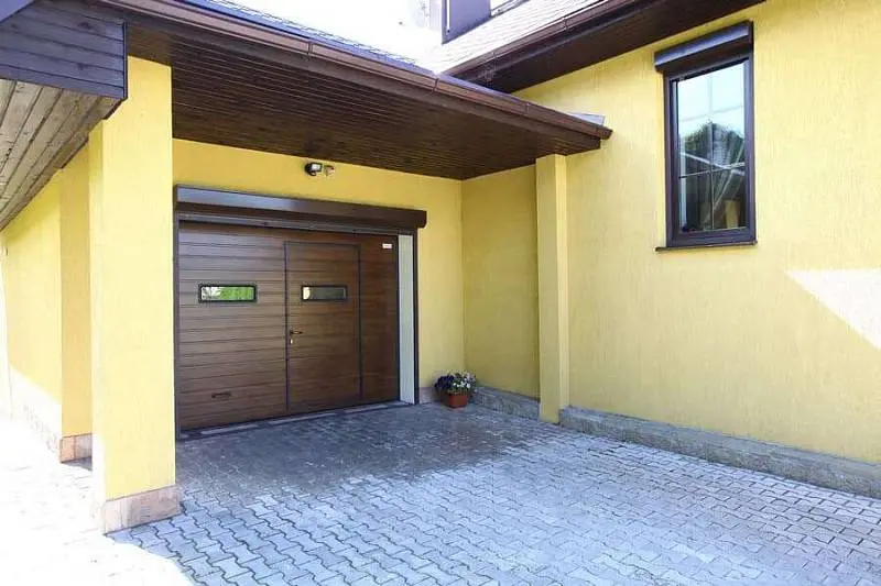 Встроенная калитка в гаражных воротах